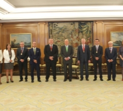 Fotografía de grupo de Su Majestad el Rey con una representación de la Corporación Municipal del Ayuntamiento de La Unión (Murcia)